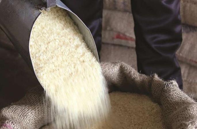 Ration grain for sale, purchase openly | रेशनचे धान्य विक्रीला, तीन रुपये किलोने खरेदी Ration grain for sale, purchase openly | रेशनचे धान्य विक्रीला, तीन रुपये किलोने खरेदी