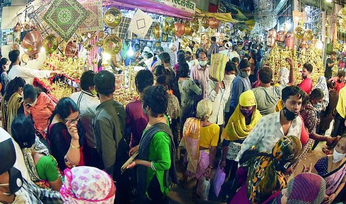 Diwali turnover in the Nagpur; Crowds for jewelry, electronics, two-wheelers and four-wheelers | उपराजधानीत दिवाळीत कोट्यवधीची उलाढाल; दागिने, इलेक्ट्रॉनिक्स वस्तू, दुचाकी व चारचाकी खरेदीसाठी गर्दी