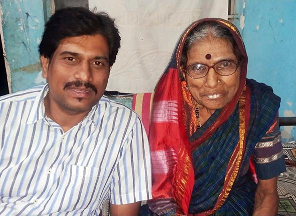 Mumbai boy's assaults unsuccessful; Mother's funeral taken on WhatsApp | मुंबईतील मुलाची धडपड ठरली असफल; व्हॉट्सअ‍ॅपवरच घेतले आईचे अंत्यदर्शन