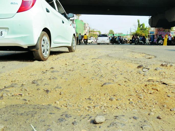 Khade was on the main district road | प्रमुख जिल्हा मार्गावरील खड्डे जैसे थे