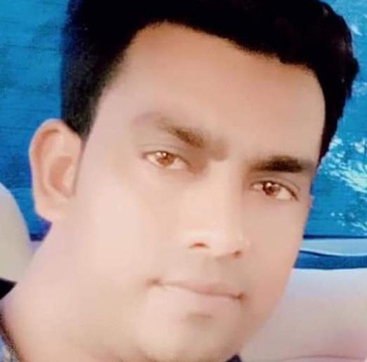 Even Sarfaraz, who lost his father's umbrella as a child, was deprived of time | लहानपणीच पितृ छत्र हरपलेल्या सरफराजलाही काळने हिरावले Even Sarfaraz, who lost his father's umbrella as a child, was deprived of time | लहानपणीच पितृ छत्र हरपलेल्या सरफराजलाही काळने हिरावले
