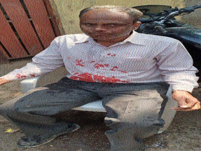 The surveillance of the teacher by the attack | शिक्षकावर पाळत ठेऊन हल्ला The surveillance of the teacher by the attack | शिक्षकावर पाळत ठेऊन हल्ला