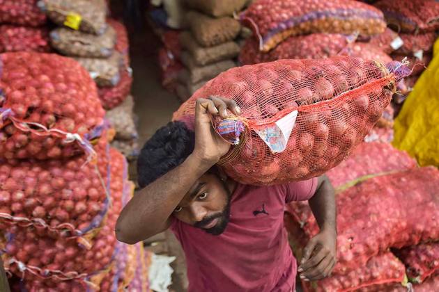 Outrage from the peasantry to report | कळवणला शेतकरी वर्गाकडून संताप Outrage from the peasantry to report | कळवणला शेतकरी वर्गाकडून संताप