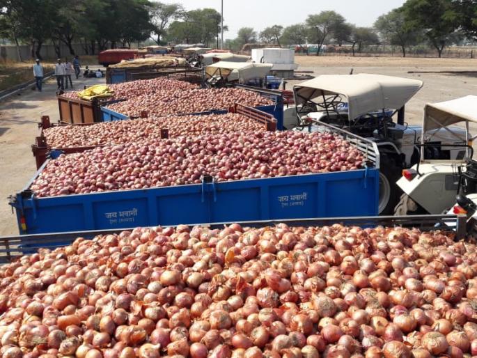 Falling onions led to fall in prices | आवक वाढल्याने कांदा भावात घसरण