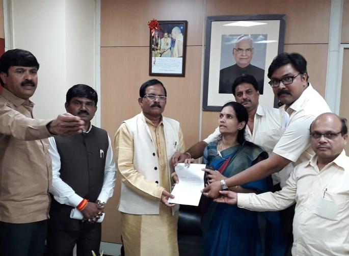 H. A. L. Carry out the protection of workers for the pending wage contract | एच. ए. एल. प्रलंबित वेतन करारासाठी कामगारांचे संरक्षण मंत्र्यांना साकडे