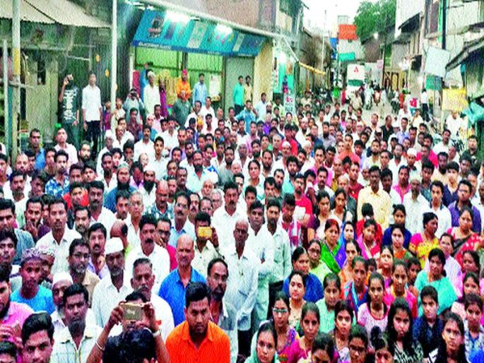 A silent march against the protest against 'Kathua' at Ojhar | ओझर येथे ‘कथुआ’च्या निषेधार्थ मूक मोर्चा A silent march against the protest against 'Kathua' at Ojhar | ओझर येथे ‘कथुआ’च्या निषेधार्थ मूक मोर्चा