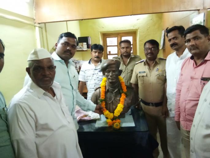 A stolen statue was discovered a year before the 60-kilogram Panchatantu | ६० किलो पंचधातूचा वर्षापुर्वी चोरीला गेलेला पुतळा सापडला A stolen statue was discovered a year before the 60-kilogram Panchatantu | ६० किलो पंचधातूचा वर्षापुर्वी चोरीला गेलेला पुतळा सापडला