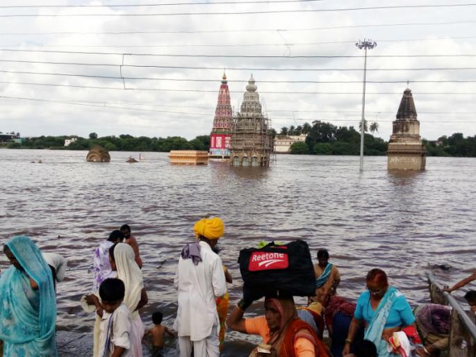 Pandharpur flood situation; Many temples under water, water entered the Narayana slum in Vyas! | पंढरपूरात पूर परिस्थिती ; अनेक मंदिरे पाण्याखाली, व्यास नारायण झोपडपट्टीत पाणी शिरले! Pandharpur flood situation; Many temples under water, water entered the Narayana slum in Vyas! | पंढरपूरात पूर परिस्थिती ; अनेक मंदिरे पाण्याखाली, व्यास नारायण झोपडपट्टीत पाणी शिरले!