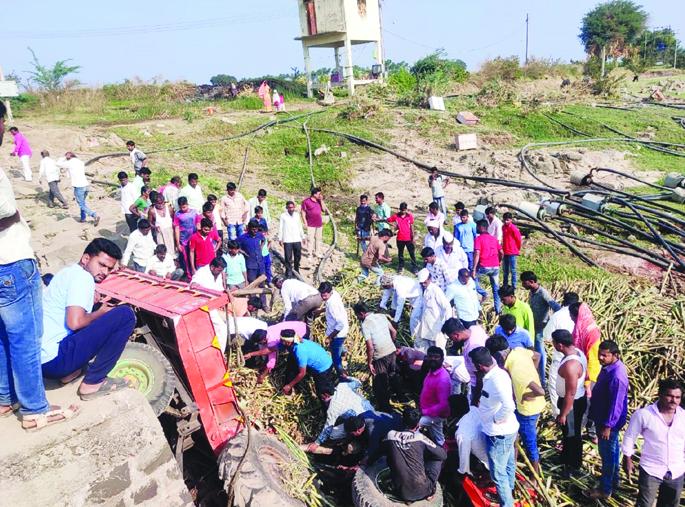A tractor transporting sugarcane crashed into the river Bhima | भीमा नदीत कोसळला ऊस वाहतूक करणारा ट्रॅक्टर A tractor transporting sugarcane crashed into the river Bhima | भीमा नदीत कोसळला ऊस वाहतूक करणारा ट्रॅक्टर