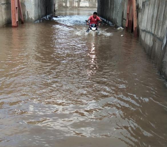 Water in the subway railway gate | धामोडे भुयारी रेल्वे गेटमध्ये पाणी