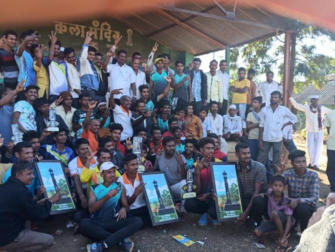 Birsa Munda of Khirkade won the Devaratna Volleyball Cup | खिरकडेच्या बिरसा मुंडा संघाने जिंकला देवरत्न व्हॉलीबॉल चषक Birsa Munda of Khirkade won the Devaratna Volleyball Cup | खिरकडेच्या बिरसा मुंडा संघाने जिंकला देवरत्न व्हॉलीबॉल चषक