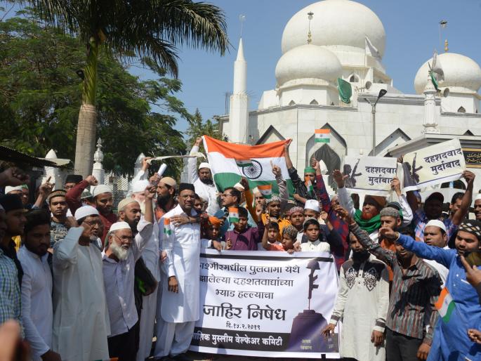 In Nashik, protests by burning firewood of statues | नाशिकमध्ये पाकीस्तानचे पुतळे जाळून निषेध In Nashik, protests by burning firewood of statues | नाशिकमध्ये पाकीस्तानचे पुतळे जाळून निषेध