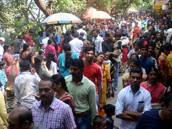 Reach in Ganesh temples on the occasion of Sankashti Chaturthi | संकष्टी चतुर्थीनिमित्त गणेश मंदिरांमध्ये रीघ Reach in Ganesh temples on the occasion of Sankashti Chaturthi | संकष्टी चतुर्थीनिमित्त गणेश मंदिरांमध्ये रीघ