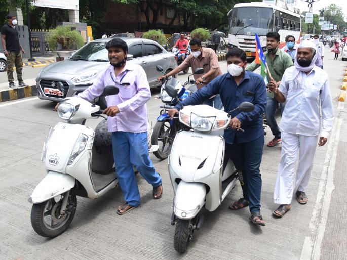 nashik,push,against,fuel,price,hike | इंधन दरवाढीविरोधात दे धक्का
