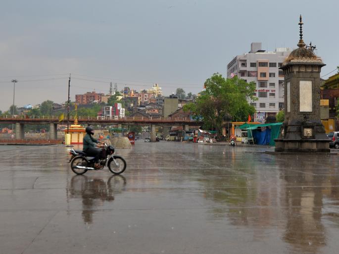 The unseasonal rains along with the gale force winds | वादळी वाऱ्यासह अवकाळी पावसाने झोडपले The unseasonal rains along with the gale force winds | वादळी वाऱ्यासह अवकाळी पावसाने झोडपले