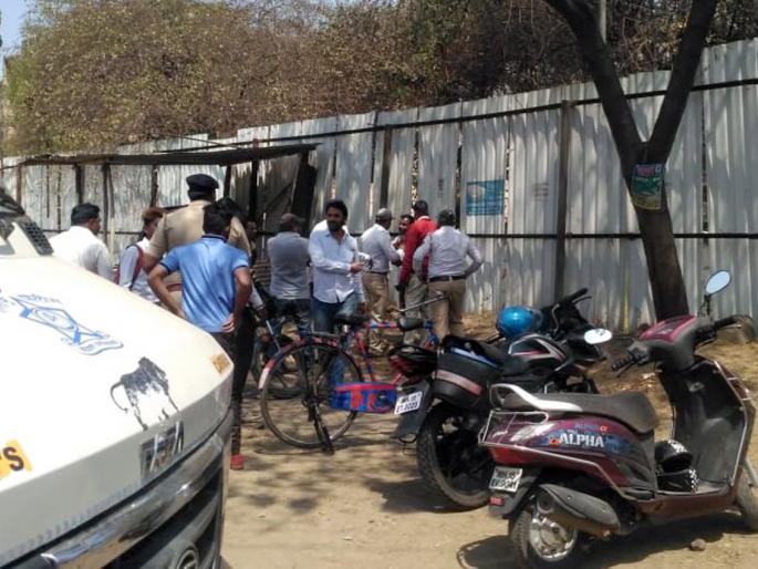 An angry gunman policemen push | संतप्त दुचाकीचालकाची पोलिसाला धक्काबुक्की An angry gunman policemen push | संतप्त दुचाकीचालकाची पोलिसाला धक्काबुक्की