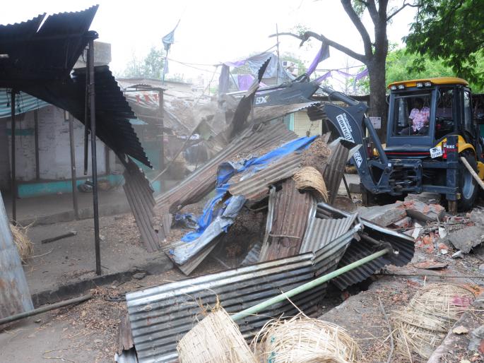 Khowa Market in Nagpur, removed for Metro | मेट्रोसाठी हटविले नागपुरातील खवा मार्केट Khowa Market in Nagpur, removed for Metro | मेट्रोसाठी हटविले नागपुरातील खवा मार्केट