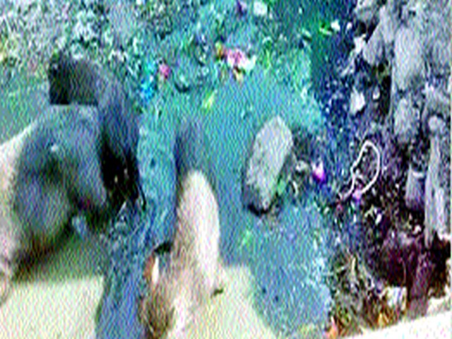 Disposal of camp public toilets; Empire of the dirt | कॅम्प सार्वजनिक शौचालयांची दुरवस्था; घाणीचे साम्राज्य Disposal of camp public toilets; Empire of the dirt | कॅम्प सार्वजनिक शौचालयांची दुरवस्था; घाणीचे साम्राज्य