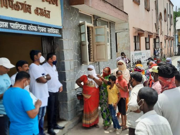 Angry women surround Pimpalgaon Gram Panchayat members | पिंपळगावी संतप्त महिलांचा ग्रामपंचायत सदस्यांना घेराव