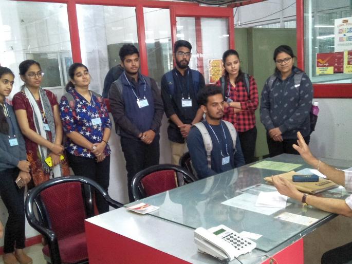 Students Learned 'Post Banking' | विद्यार्थ्यांनी जाणून घेतली ‘पोस्ट बॅँकिंग’ Students Learned 'Post Banking' | विद्यार्थ्यांनी जाणून घेतली ‘पोस्ट बॅँकिंग’