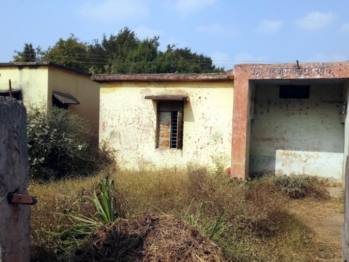 Parbhani: locked in health center for four years | परभणी : चार वर्षांपासून आरोग्य केंद्राला कुलूप Parbhani: locked in health center for four years | परभणी : चार वर्षांपासून आरोग्य केंद्राला कुलूप