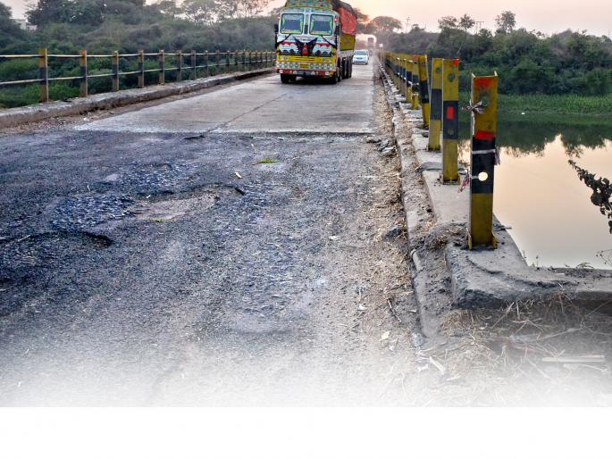 Parbhani: The report of the structural audit of the bridge has been received for two years | परभणी : पुलांच्या स्ट्रक्चरल आॅडिटचा २ वर्षापासून अहवाल मिळेना Parbhani: The report of the structural audit of the bridge has been received for two years | परभणी : पुलांच्या स्ट्रक्चरल आॅडिटचा २ वर्षापासून अहवाल मिळेना