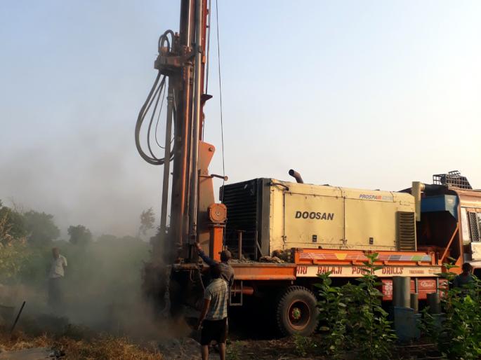 Parbhani: Sewing is done for the soil to water | परभणी : पाण्यासाठी जमिनीची केली जातेय चाळणी