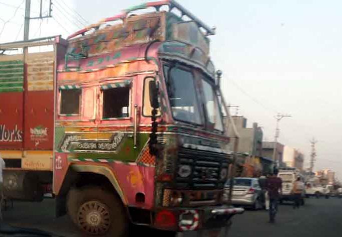 Parbhani: Dangerous route became dangerous in Pathar | परभणी : पाथरीत राष्ट्रीय मार्ग बनला धोकादायक Parbhani: Dangerous route became dangerous in Pathar | परभणी : पाथरीत राष्ट्रीय मार्ग बनला धोकादायक