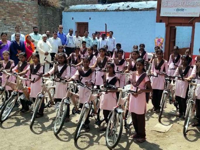 Parbhani: Bicycling allocation to girl students | परभणी : विद्यार्थिनींना सायकलींचे वाटप Parbhani: Bicycling allocation to girl students | परभणी : विद्यार्थिनींना सायकलींचे वाटप