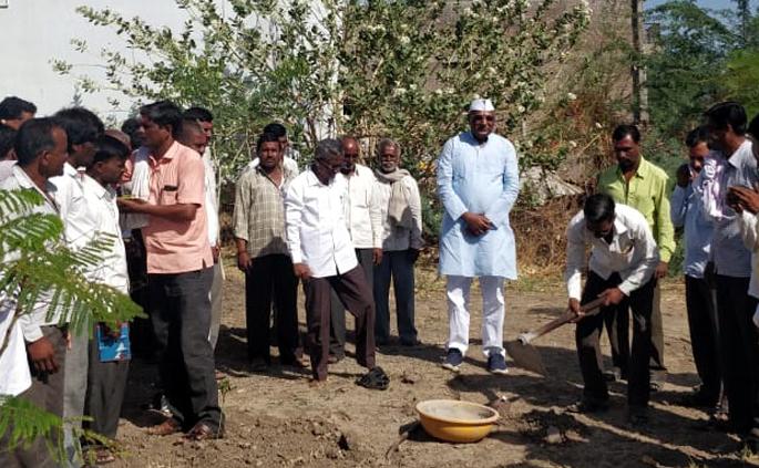 Parbhani: The village collector of Jamb, who has gone to beautify the crematorium | परभणी : स्मशानभूमीच्या सुशोभिकरणासाठी सरसावले जांब येथील ग्रामस्थ