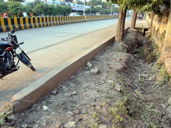 Parbhani: Abbey of the corporation for the half-working guilders | परभणी : अर्धवट काम करणाऱ्या गुत्तेदारांना मनपाचे अभय Parbhani: Abbey of the corporation for the half-working guilders | परभणी : अर्धवट काम करणाऱ्या गुत्तेदारांना मनपाचे अभय