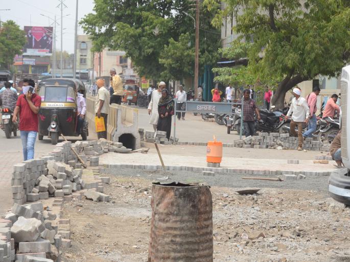 Parbhani: Overwhelmed citizens struggle with arbitrary work | परभणी : मनमानी कामाने वैतागले नागरिक Parbhani: Overwhelmed citizens struggle with arbitrary work | परभणी : मनमानी कामाने वैतागले नागरिक