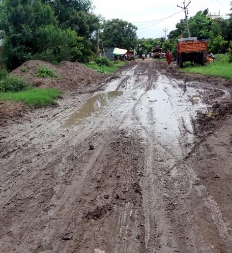 Parbhani: The road work in the gramasad scheme was stopped | परभणी : ग्रामसडक योजनेतील रस्त्याचे काम रखडले Parbhani: The road work in the gramasad scheme was stopped | परभणी : ग्रामसडक योजनेतील रस्त्याचे काम रखडले