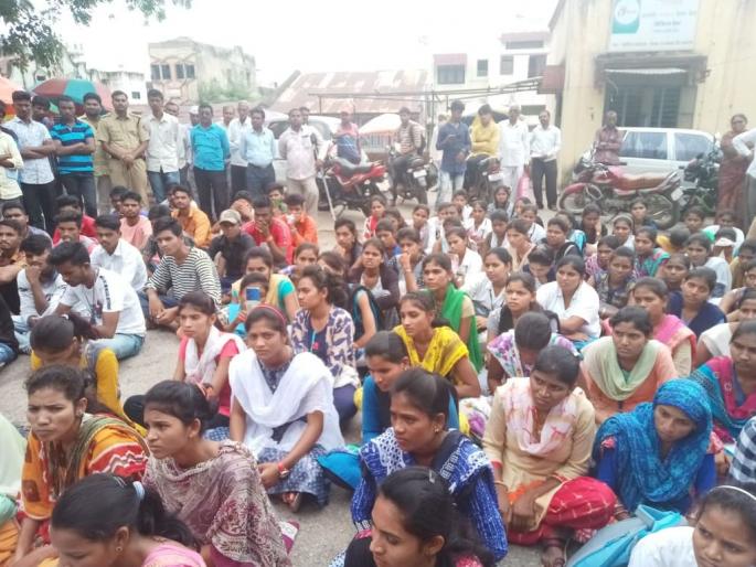 Tribal students' march in Chopad | चोपड्यात आदिवासी विद्यार्थ्यांचा मोर्चा  Tribal students' march in Chopad | चोपड्यात आदिवासी विद्यार्थ्यांचा मोर्चा