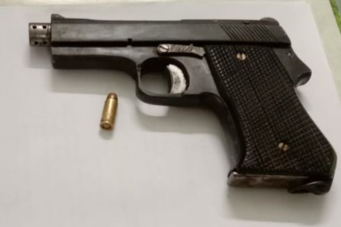 Young man in possession of cannabis with cane cloves in a basket | चोपड्यात गावठी कट्ट्यासह कोळंब्याचा तरुण ताब्यात Young man in possession of cannabis with cane cloves in a basket | चोपड्यात गावठी कट्ट्यासह कोळंब्याचा तरुण ताब्यात