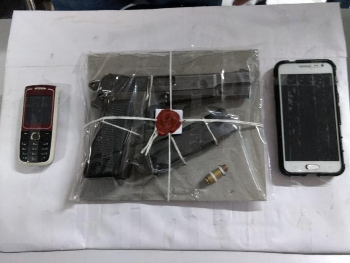 Ratnagiri sub-inspector, caught by LCB, handed over to Ratnagiri Police | एलसीबीने पकडलेले ते पिस्टल रत्नागिरीतील उपनिरीक्षकाचे, दोघांना दिले रत्नागिरी पोलिसांच्या ताब्यात Ratnagiri sub-inspector, caught by LCB, handed over to Ratnagiri Police | एलसीबीने पकडलेले ते पिस्टल रत्नागिरीतील उपनिरीक्षकाचे, दोघांना दिले रत्नागिरी पोलिसांच्या ताब्यात