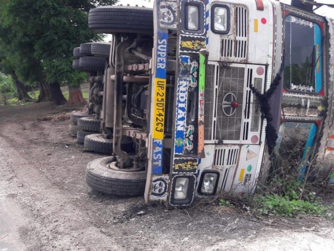 Savda to Raver highway leads to death trap | सावदा ते रावेर महामार्ग ठरतोय मृत्यूचा सापळा Savda to Raver highway leads to death trap | सावदा ते रावेर महामार्ग ठरतोय मृत्यूचा सापळा