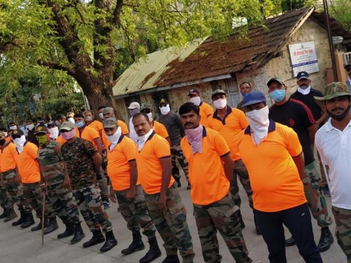 'Super 1' with police in 'Corona' war | पाचोऱ्यात ‘कोरोना’ युध्दात पोलिसांसोबत ‘सुपर ६२’ 'Super 1' with police in 'Corona' war | पाचोऱ्यात ‘कोरोना’ युध्दात पोलिसांसोबत ‘सुपर ६२’