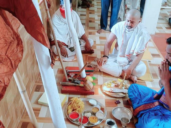 In Amalnera, the pillar was erected by performing pooja in the village itself | अमळनेरात वाडीतच पूजाअर्चा करून स्तंभारोपण In Amalnera, the pillar was erected by performing pooja in the village itself | अमळनेरात वाडीतच पूजाअर्चा करून स्तंभारोपण