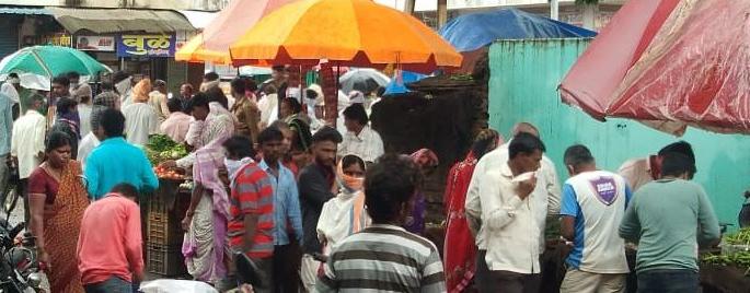 Crowds increased on Friday due to the closure of Jamner on Thursday | जामनेरला गुरुवार बंदमुळे शुक्रवारी वाढली गर्दी Crowds increased on Friday due to the closure of Jamner on Thursday | जामनेरला गुरुवार बंदमुळे शुक्रवारी वाढली गर्दी