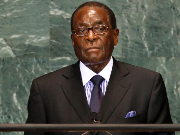 Zimbabwe's President Robert Mugabe overlooks | झिम्बाब्वेचे अध्यक्ष रॉबर्ट मुगाबे नजरकैदेत Zimbabwe's President Robert Mugabe overlooks | झिम्बाब्वेचे अध्यक्ष रॉबर्ट मुगाबे नजरकैदेत
