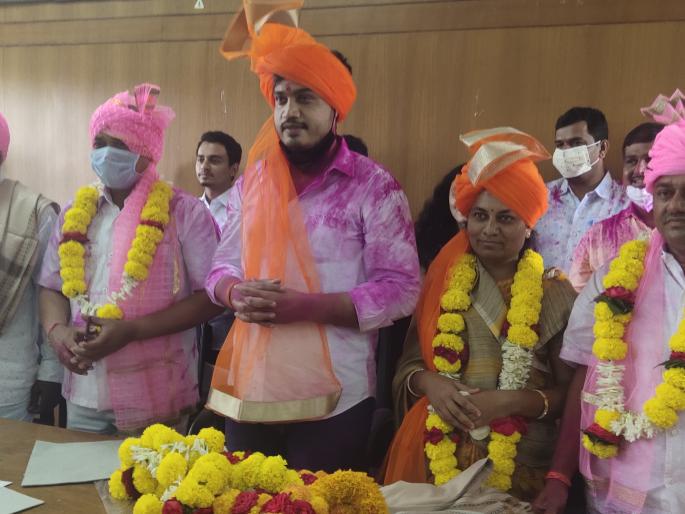 MLA Rohit Pawar handed over the charge to newly elected Speaker Rajshri More | आमदार रोहीत पवारांनी नवनिर्वाचित सभापती राजश्री मोरे यांना दिला पदभार MLA Rohit Pawar handed over the charge to newly elected Speaker Rajshri More | आमदार रोहीत पवारांनी नवनिर्वाचित सभापती राजश्री मोरे यांना दिला पदभार