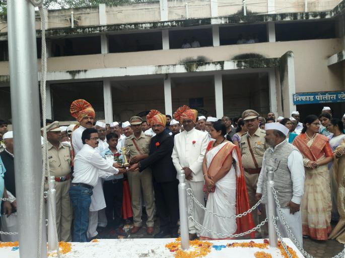 Ajay felicitates the woman's life | महिलेचा प्राण वाचविणाऱ्या अजयचा सत्कार