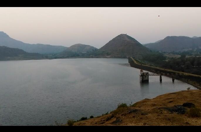 Due to insufficient rainfall due to heavy rain in Baglan | अपु-या पावसामुळे बागलाणमध्ये भीषण जलसंकट Due to insufficient rainfall due to heavy rain in Baglan | अपु-या पावसामुळे बागलाणमध्ये भीषण जलसंकट