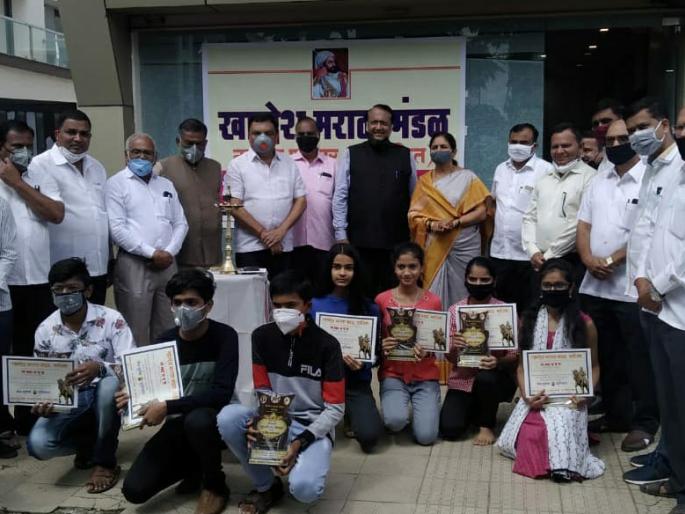 Khandesh Maratha Mandal honors students | खान्देश मराठा मंडळाकडून विद्यार्थ्यांचा गुण गौरव Khandesh Maratha Mandal honors students | खान्देश मराठा मंडळाकडून विद्यार्थ्यांचा गुण गौरव