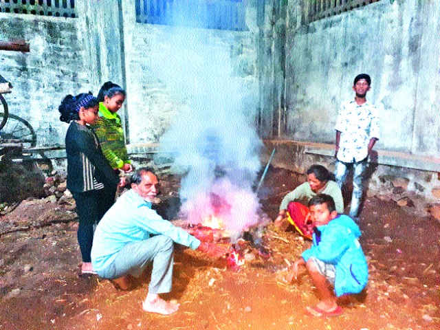 Trombok grew cold | त्र्यंबकला थंडीचा कडाका वाढला Trombok grew cold | त्र्यंबकला थंडीचा कडाका वाढला