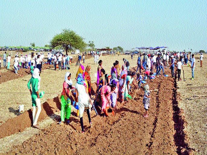 After all, the villagers pumped out of labor; Convenience of vehicle holders | अखेर गावकऱ्यांनीच श्रमदानातून बुजविले खड्डे; वाहनधारकांची सोय After all, the villagers pumped out of labor; Convenience of vehicle holders | अखेर गावकऱ्यांनीच श्रमदानातून बुजविले खड्डे; वाहनधारकांची सोय