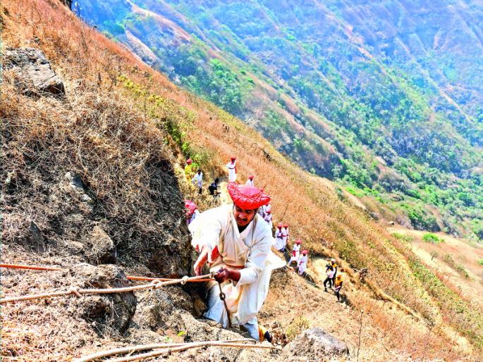 Surrounding the western part of Sinhagad, 350 youths gave Tanhaji to salute | सिंहगडाचा अवघड पश्चिमकडा सर करुन ३५० युवकांची तान्हाजींना अनोखी मानवंदना Surrounding the western part of Sinhagad, 350 youths gave Tanhaji to salute | सिंहगडाचा अवघड पश्चिमकडा सर करुन ३५० युवकांची तान्हाजींना अनोखी मानवंदना