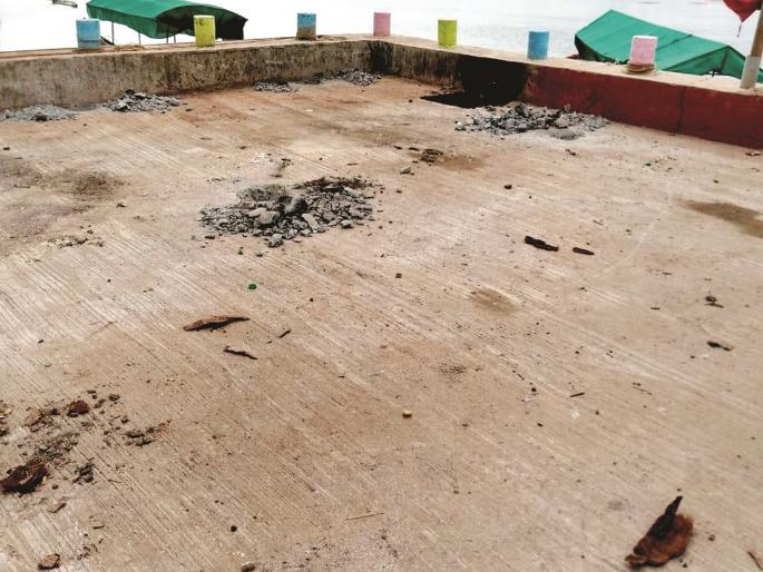 Killer killers, loss of government property | तारकर्ली जेटी येथे अज्ञातांनी मारले खड्डे, शासकीय मालमत्तेचे नुकसान Killer killers, loss of government property | तारकर्ली जेटी येथे अज्ञातांनी मारले खड्डे, शासकीय मालमत्तेचे नुकसान