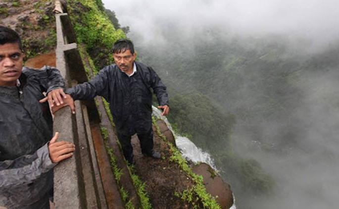 The Turist police station will be set up to prevent the self-seekers from dangerous tourist places in Sindhudurg | सिंधुदुर्गात धोकादायक पर्यटनस्थळांवर सेल्फी काढणाऱ्यांना रोखण्यासाठी टुरिस्ट पोलीस नेमणार